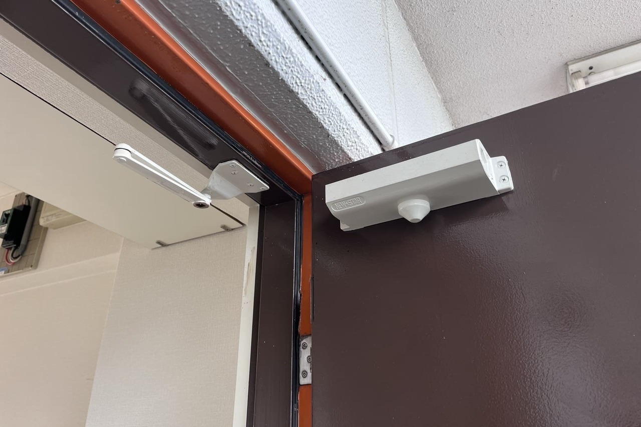 横浜市青葉区にて集合住宅の玄関ドアクローザー交換のご依頼　RYOBI　ドアクローザー