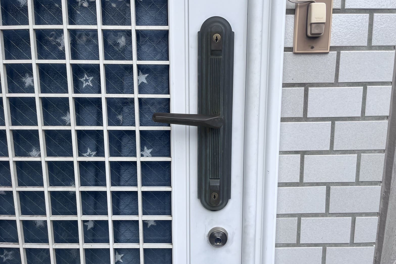 新規取付後の玄関（面付錠）【GOAL】（刻みキー）