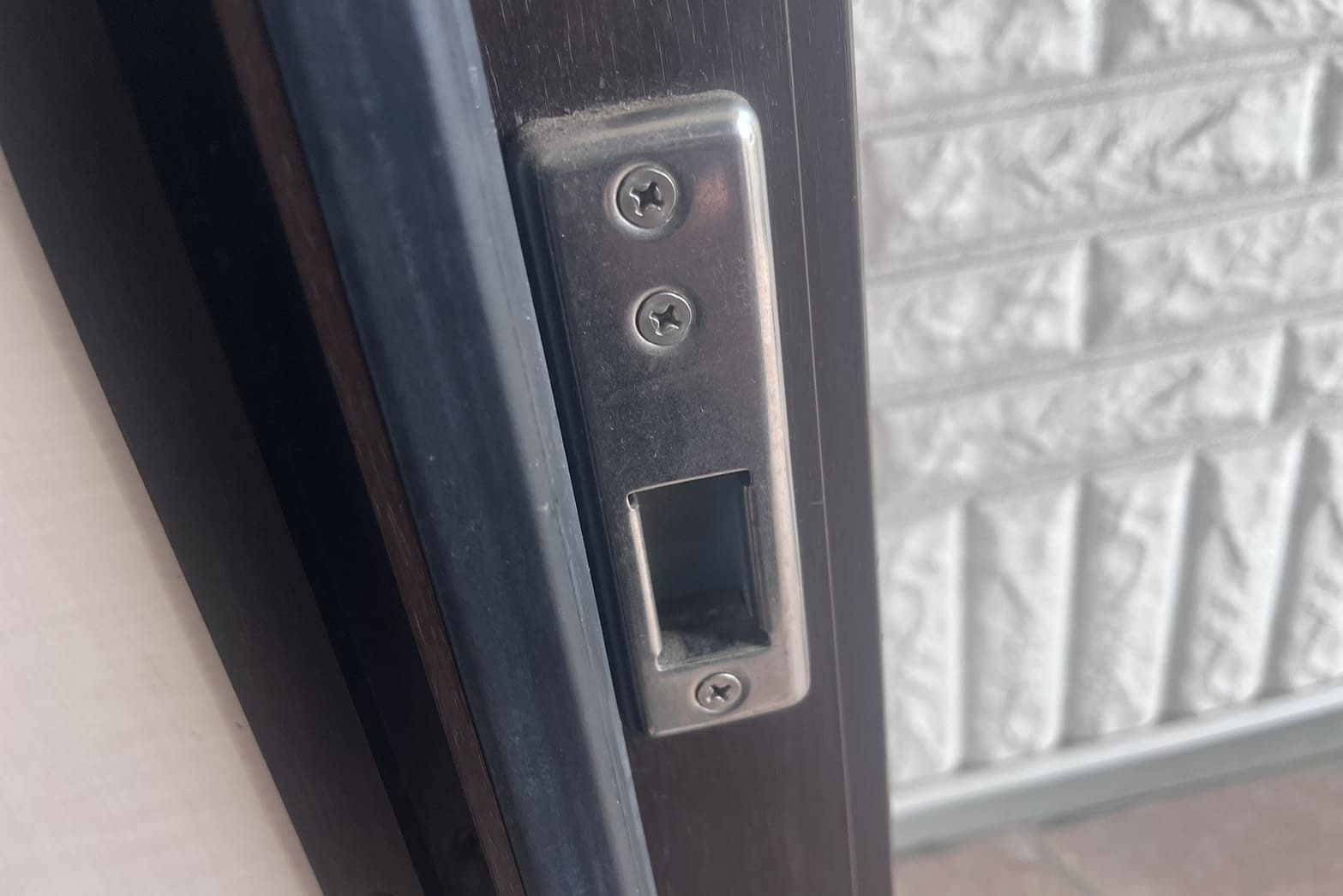 修理中の玄関の鍵（ストライクの位置ズレ）（ストライクの位置調整）