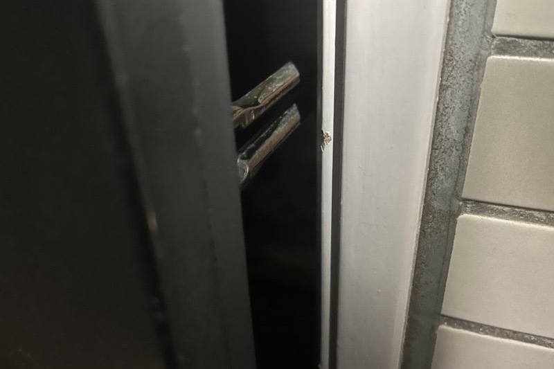 本日は横須賀市にて集合住宅の玄関ドアバー開錠のご依頼をいただきました！