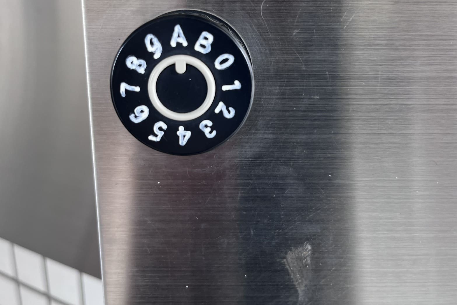 交換前のポストの鍵（ダイヤル錠）（番号の漏洩）