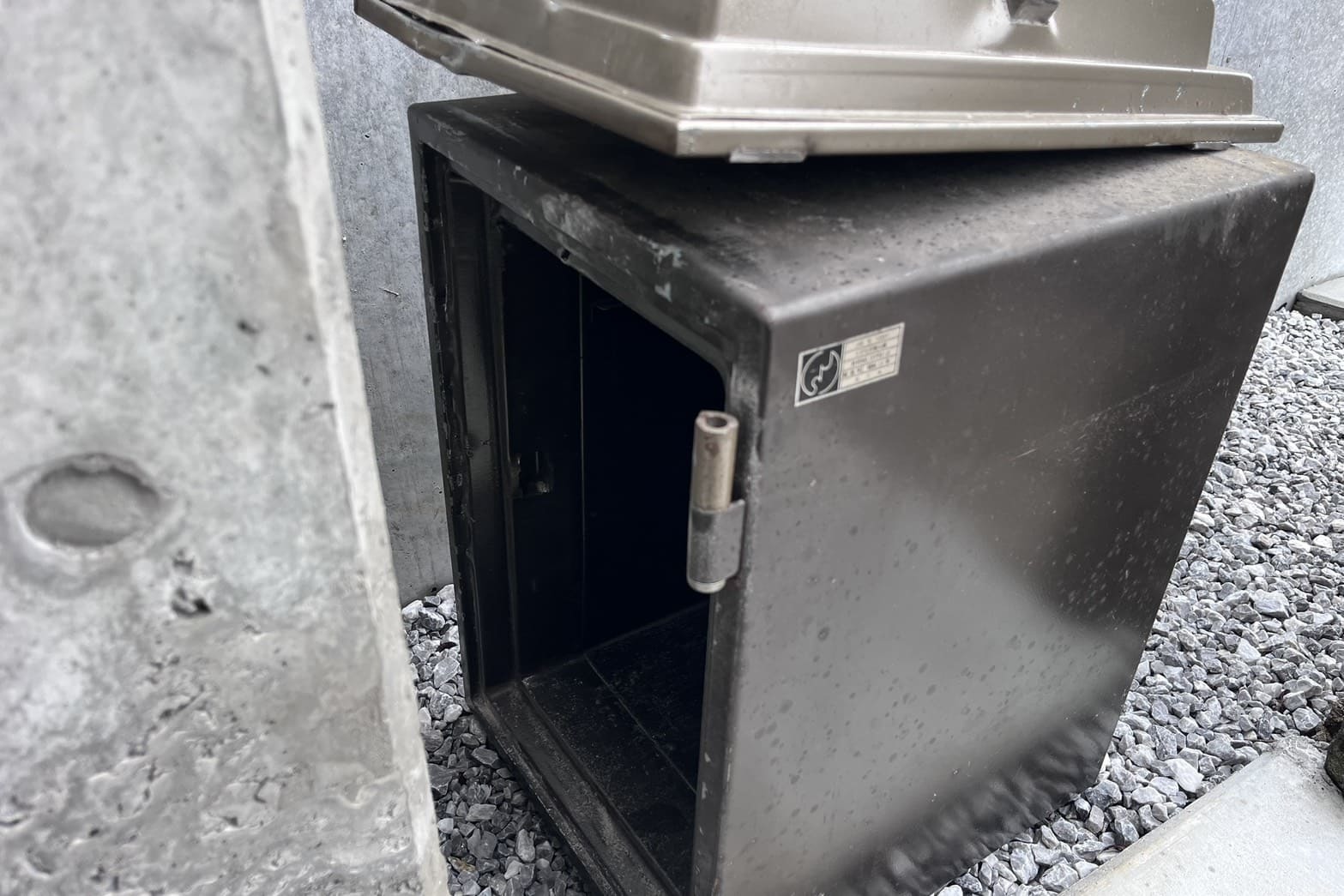 開錠後の金庫（破錠）（処分の為金庫を外へ運んだ）