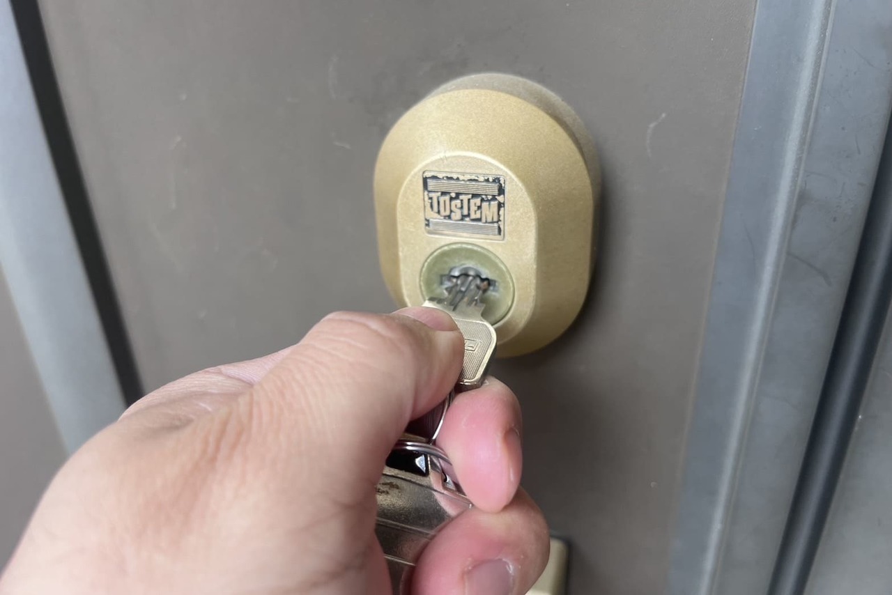 座間市にて戸建の玄関の鍵修理のご依頼（鍵が回らない）（sリンダー内の汚れ）（シリンダー洗浄）