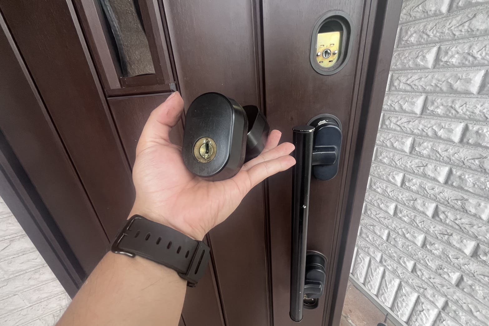 交換中の玄関の鍵（シリンダー2ヶ所の交換）