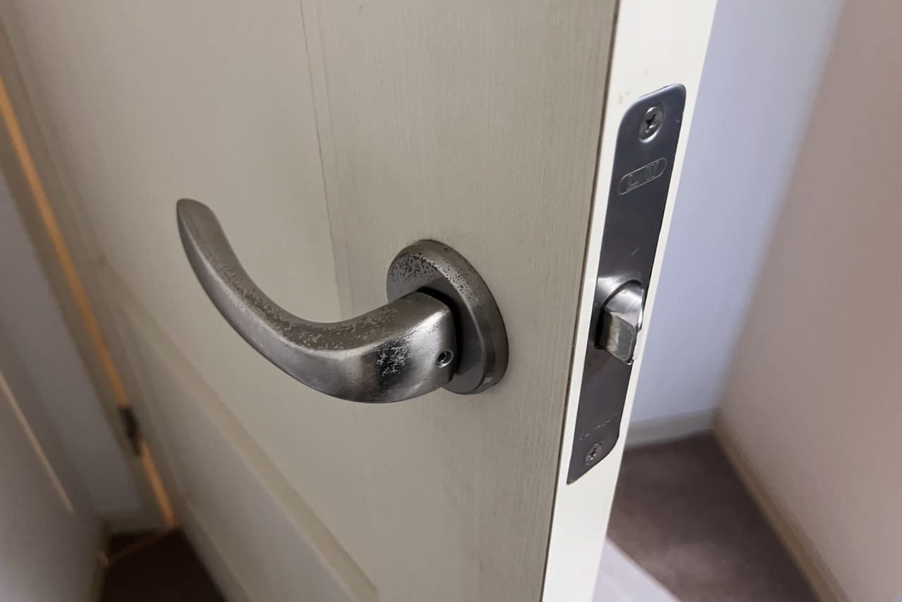 逗子市にて室内扉の鍵新規取付のご依頼【KAWAJUN】（表示錠）
