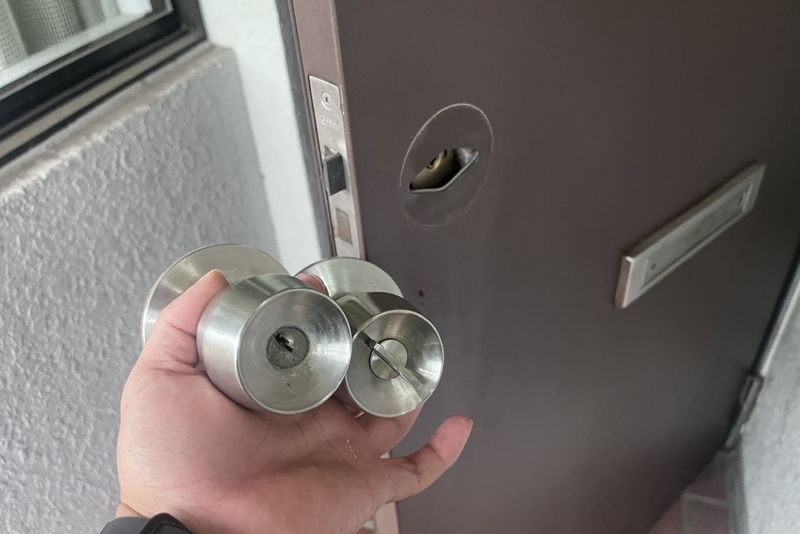 交換中の玄関の鍵（玉座の交換）