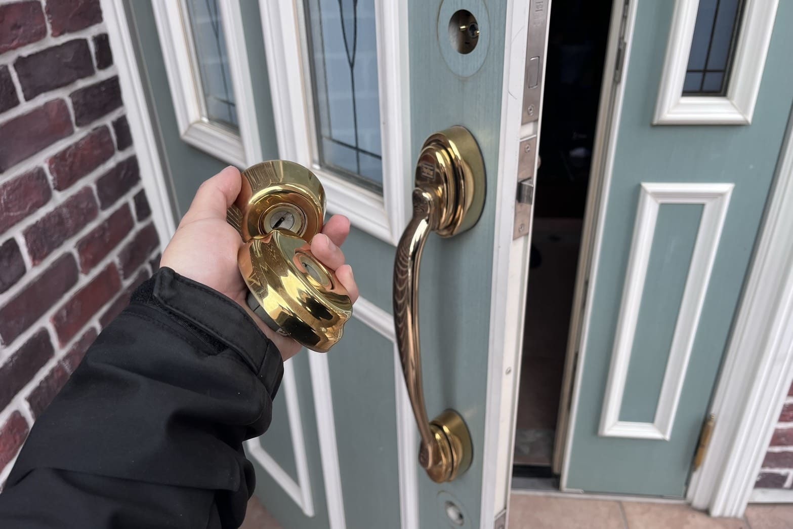 交換中の玄関の鍵（2箇所のシリンダー交換）