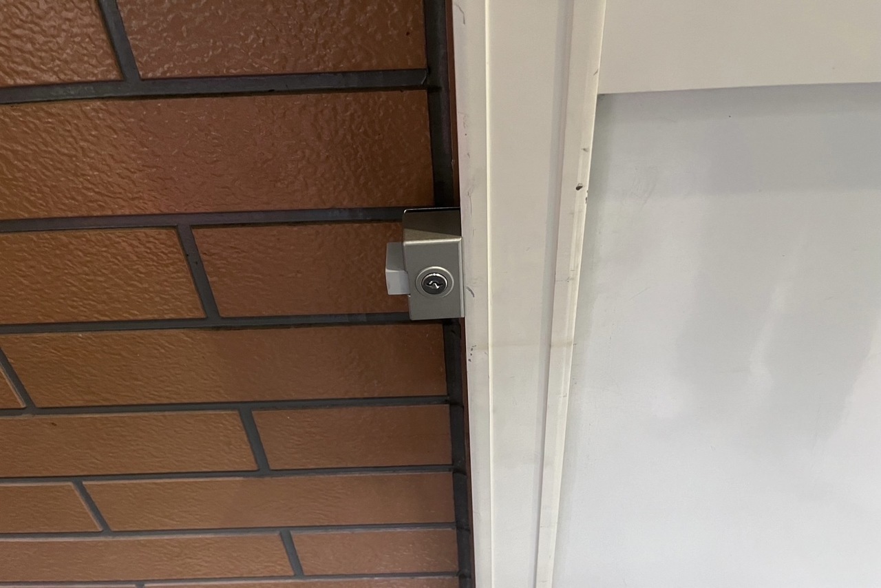 本日は平塚市にてガレージの鍵新規取り付けのご依頼をいただきました！