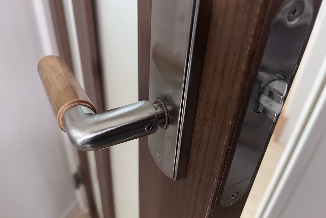 川崎市麻生区にて室内扉の鍵修理のご依頼（ネジの締め直し）