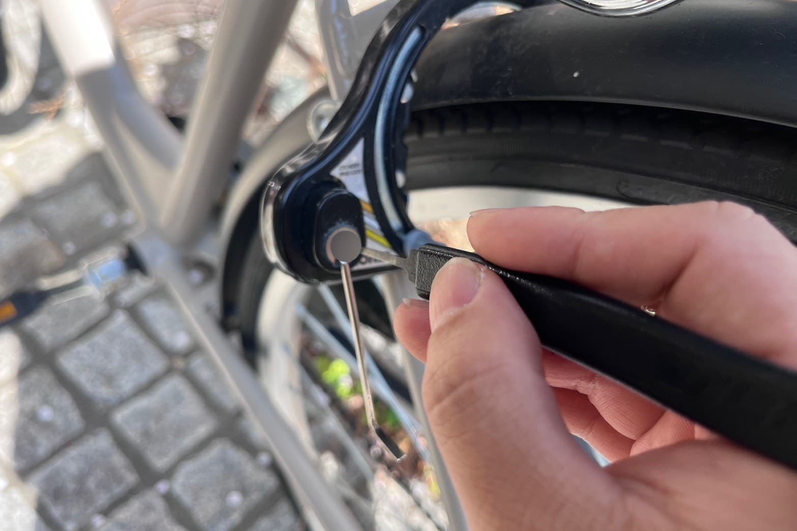 自転車の鍵をピッキングで解錠