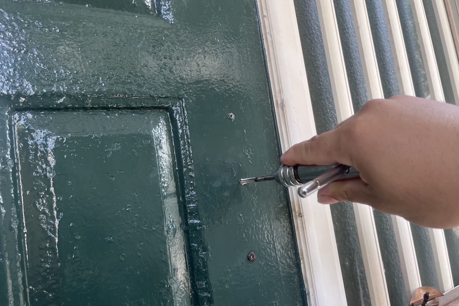 新規取付中の玄関（インターフォン取付用の穴開け作業）