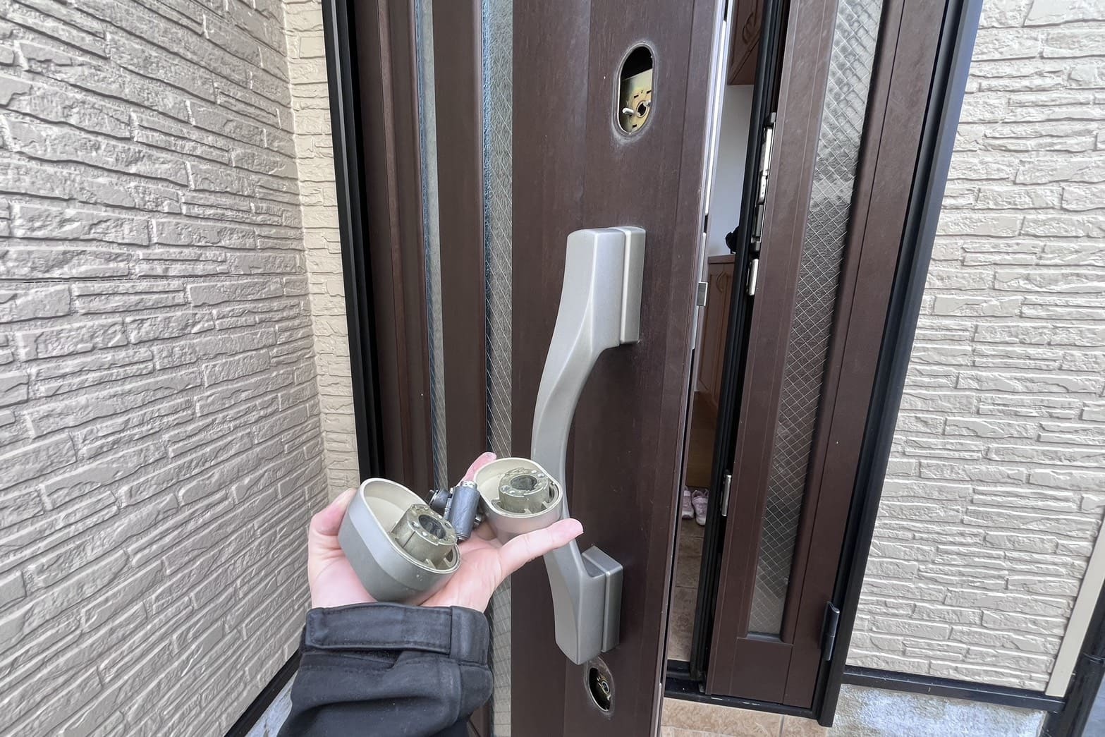 交換中の玄関の鍵（2箇所のコア交換）