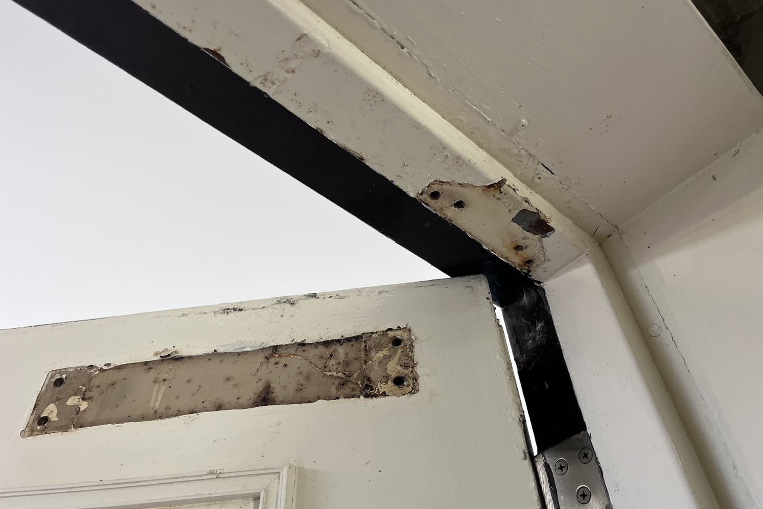 交換中の玄関ドアクローザー