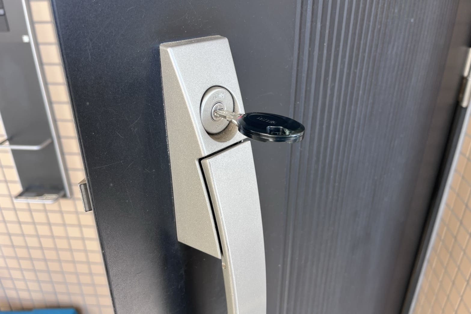 修理前の玄関の鍵（鍵がきちんと差さらない）（シリンダー内汚れ）