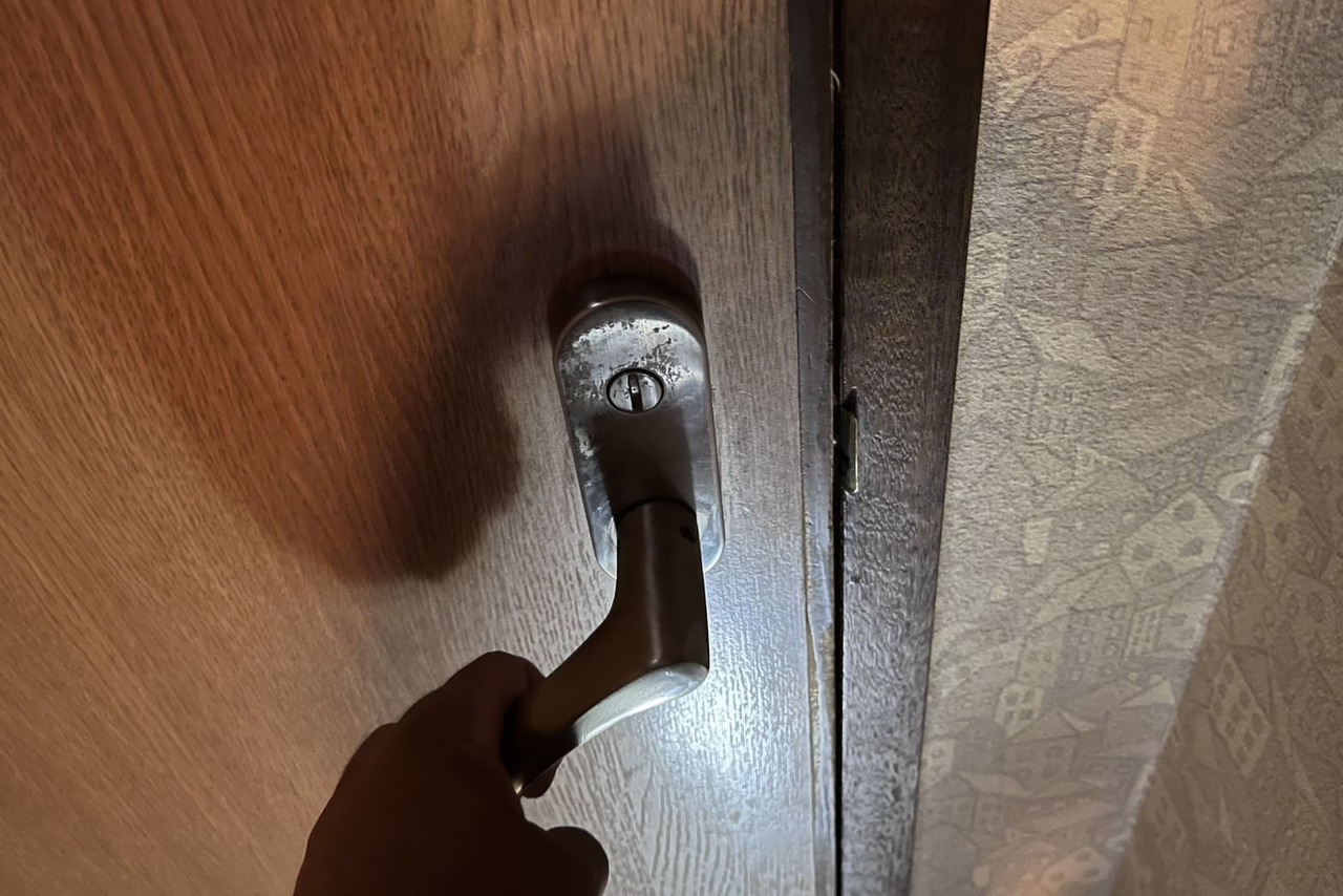 綾瀬市にてトイレの鍵解錠のご依頼（ラッチ破損）（ラッチを直接引っ込ませる）（ラッチ取り外し）