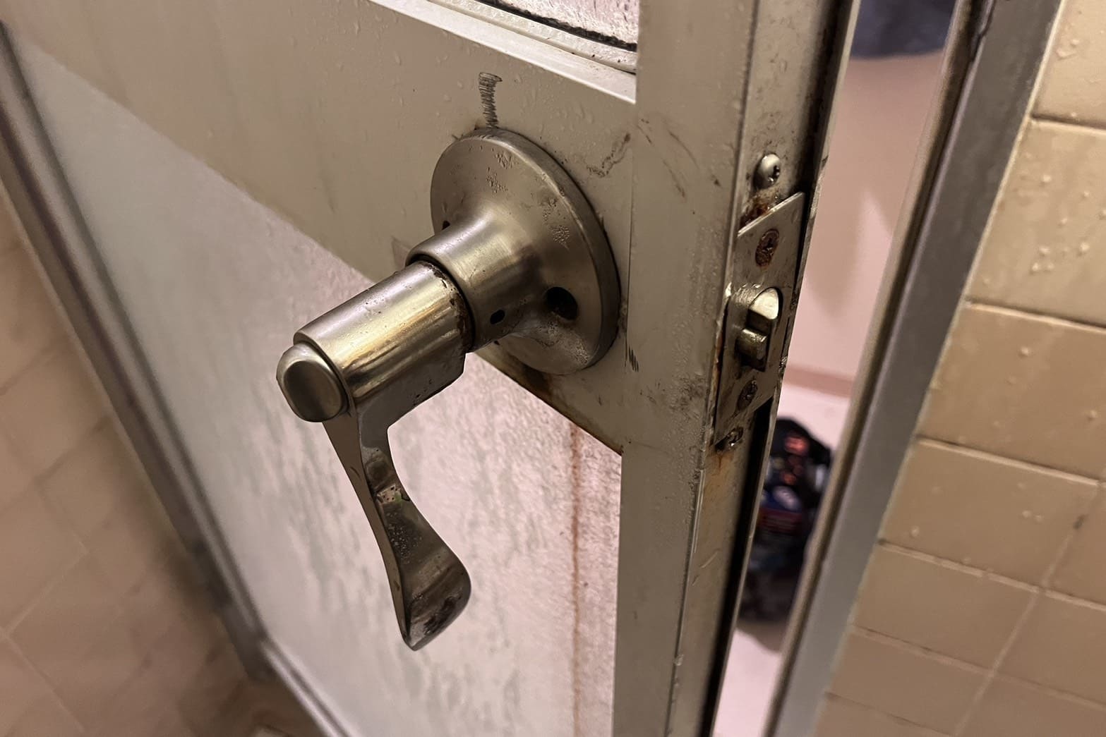 交換前の浴室扉の鍵（ドアノブが操作できない）（部品破損）（錆によりドアノブが外れない）