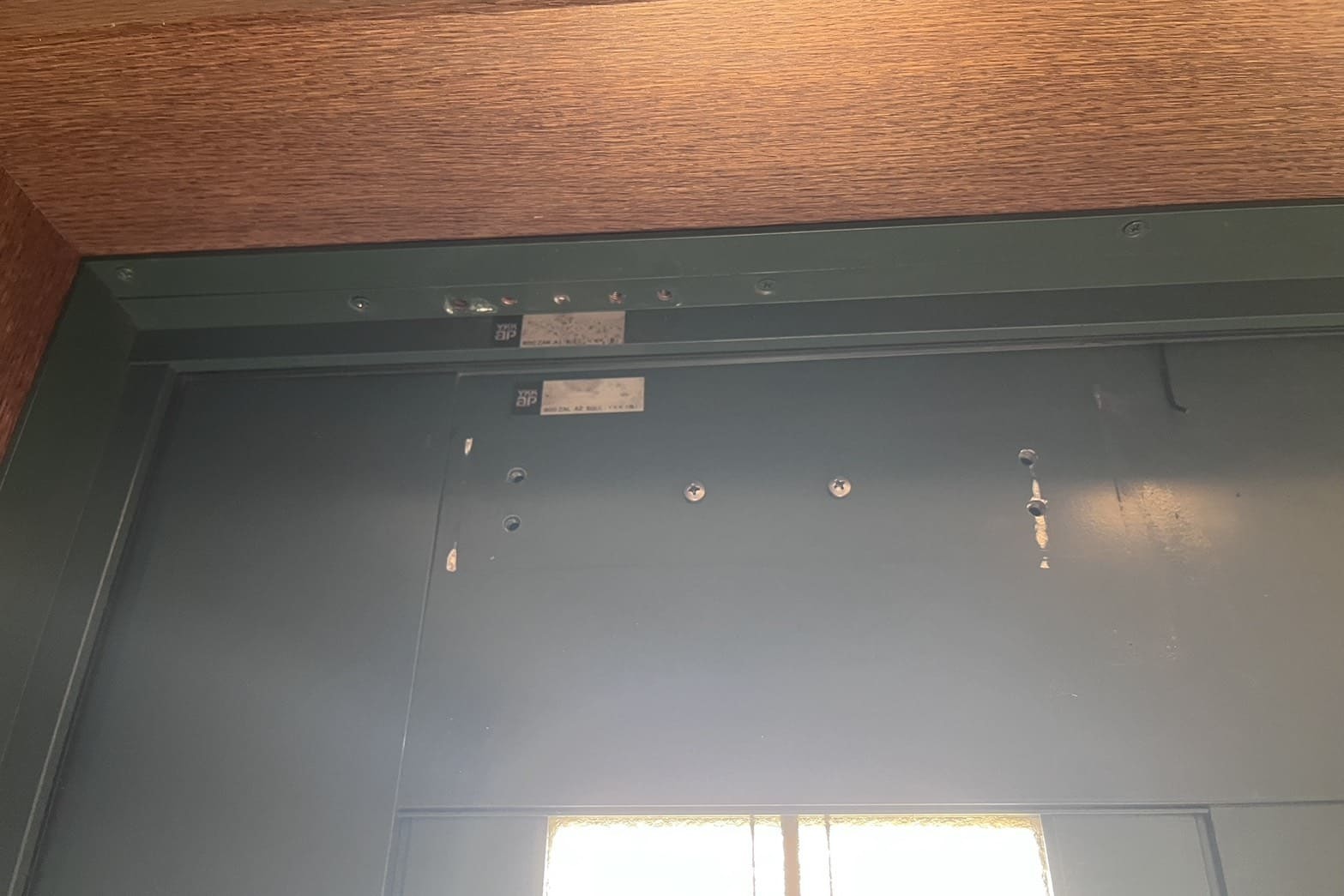 交換中のドアクローザー（ドアクローザー交換）