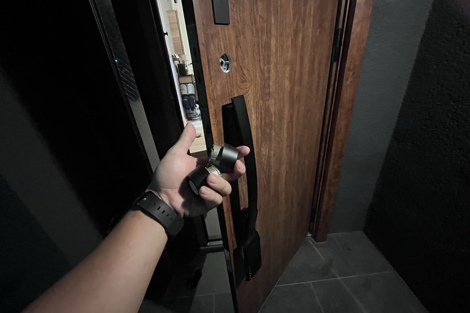 交換中の玄関の鍵（2箇所のシリンダー交換）