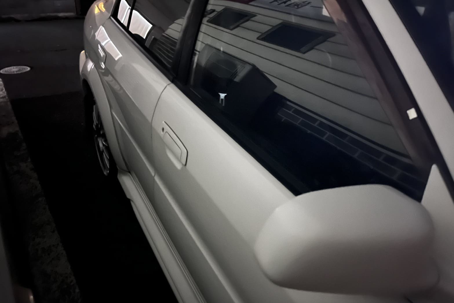 解錠前の車（インロック）（半ドア）