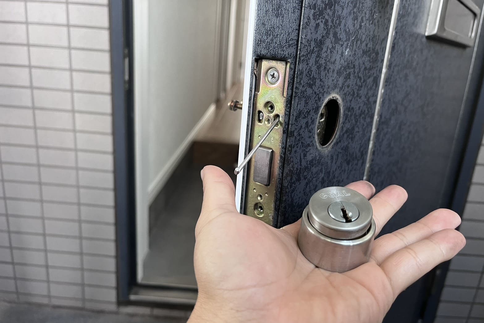 交換中の玄関の鍵（1箇所のシリンダー交換）