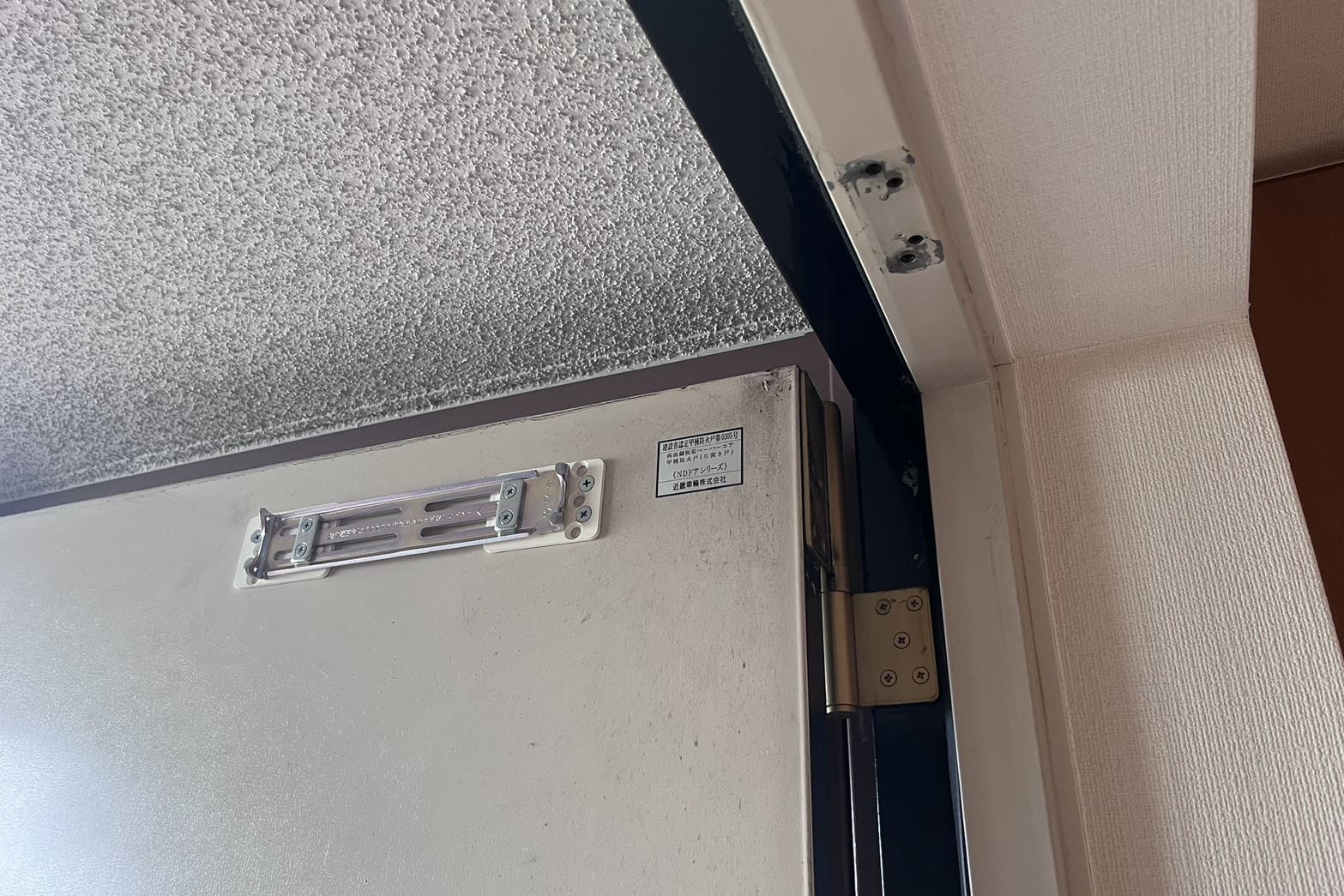 交換中の玄関ドアクローザー（ドアクローザー交換）