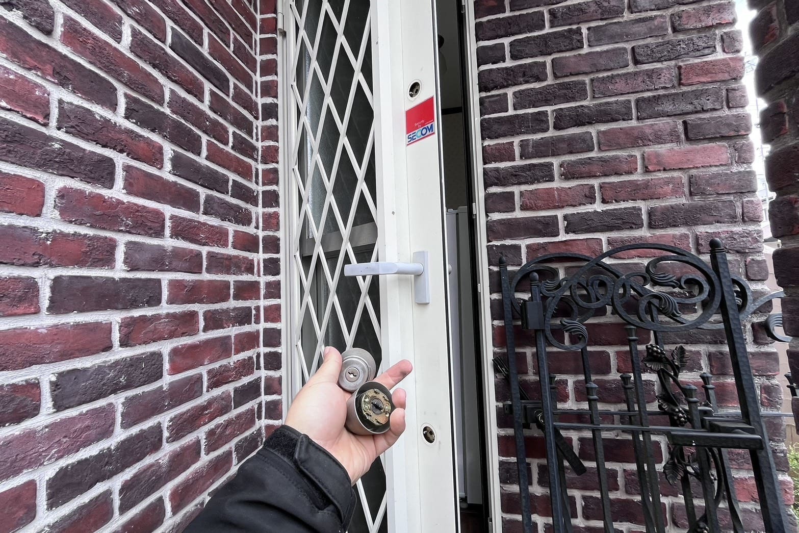 作業中の勝手口の鍵（シリンダー外し）