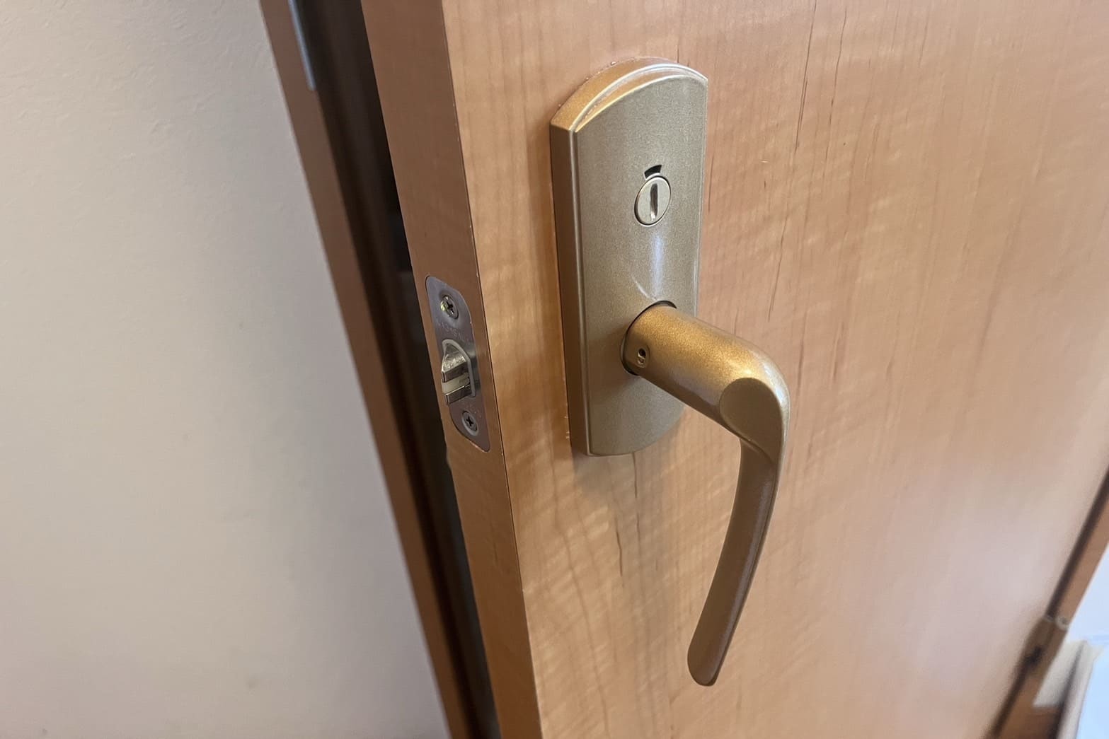 交換前のトイレの鍵（ドアレバーの向きがおかしい）