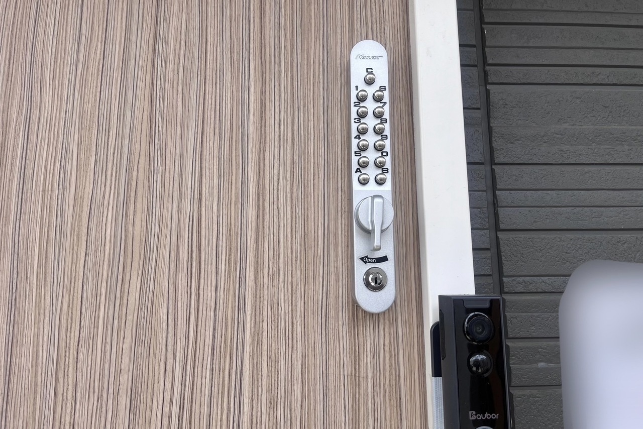  本日は海老名市にて施設の入り口の扉の鍵新規取り付けのご依頼をいただきました！