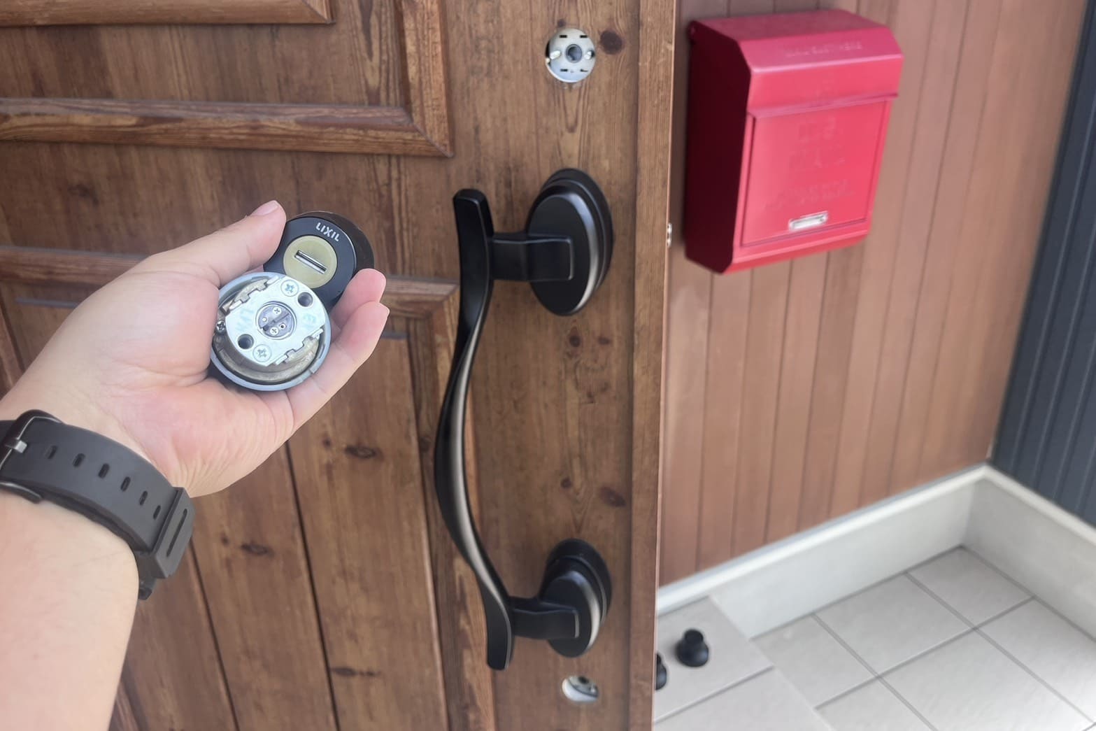 交換中の玄関の鍵（2箇所のシリンダー交換）