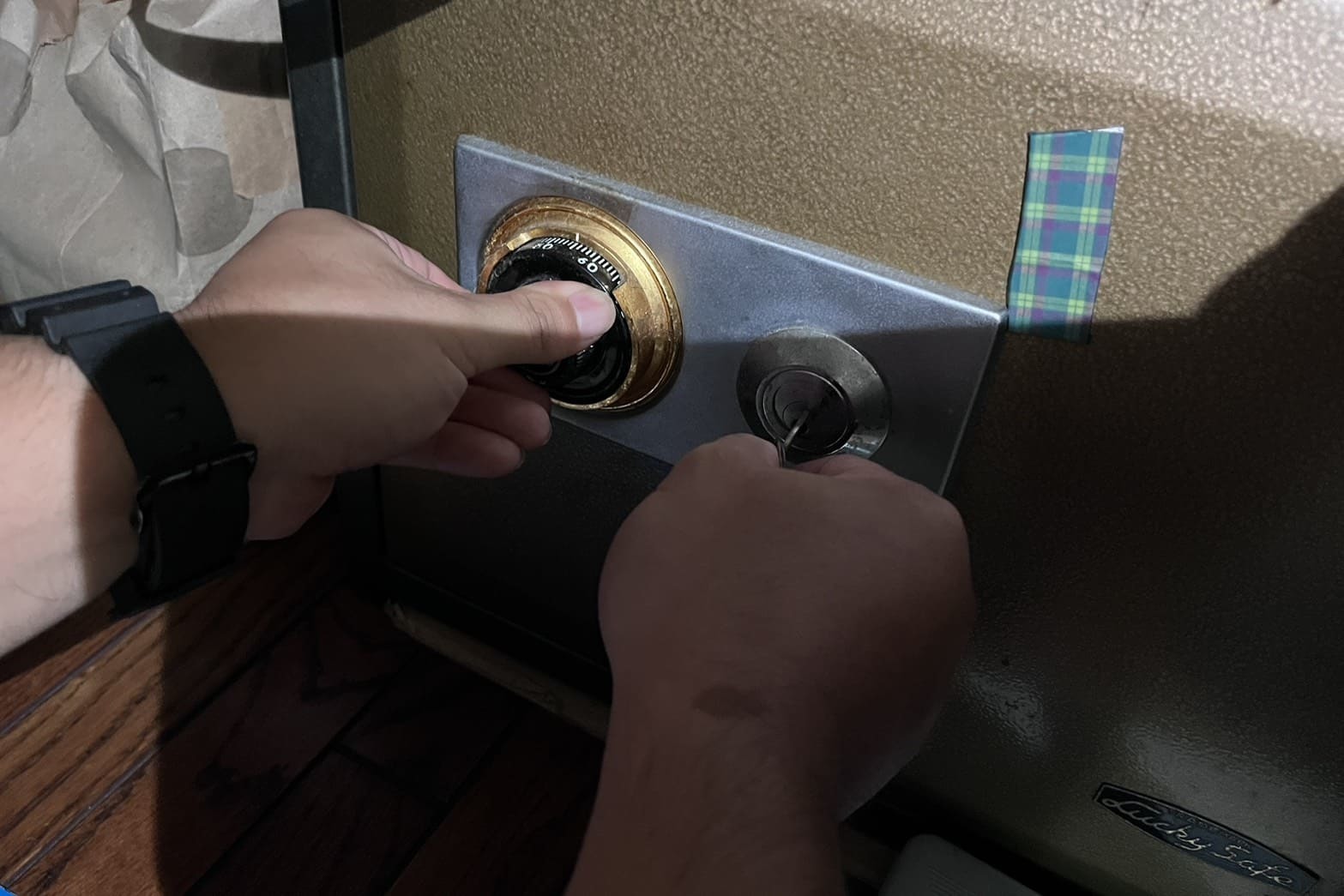 解錠中の金庫の鍵（ダイヤルの番号解読）