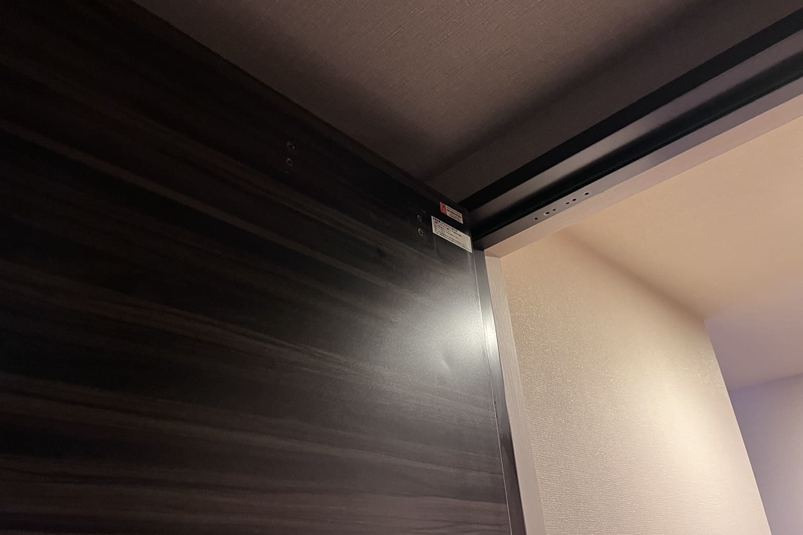 交換中のドアクローザー