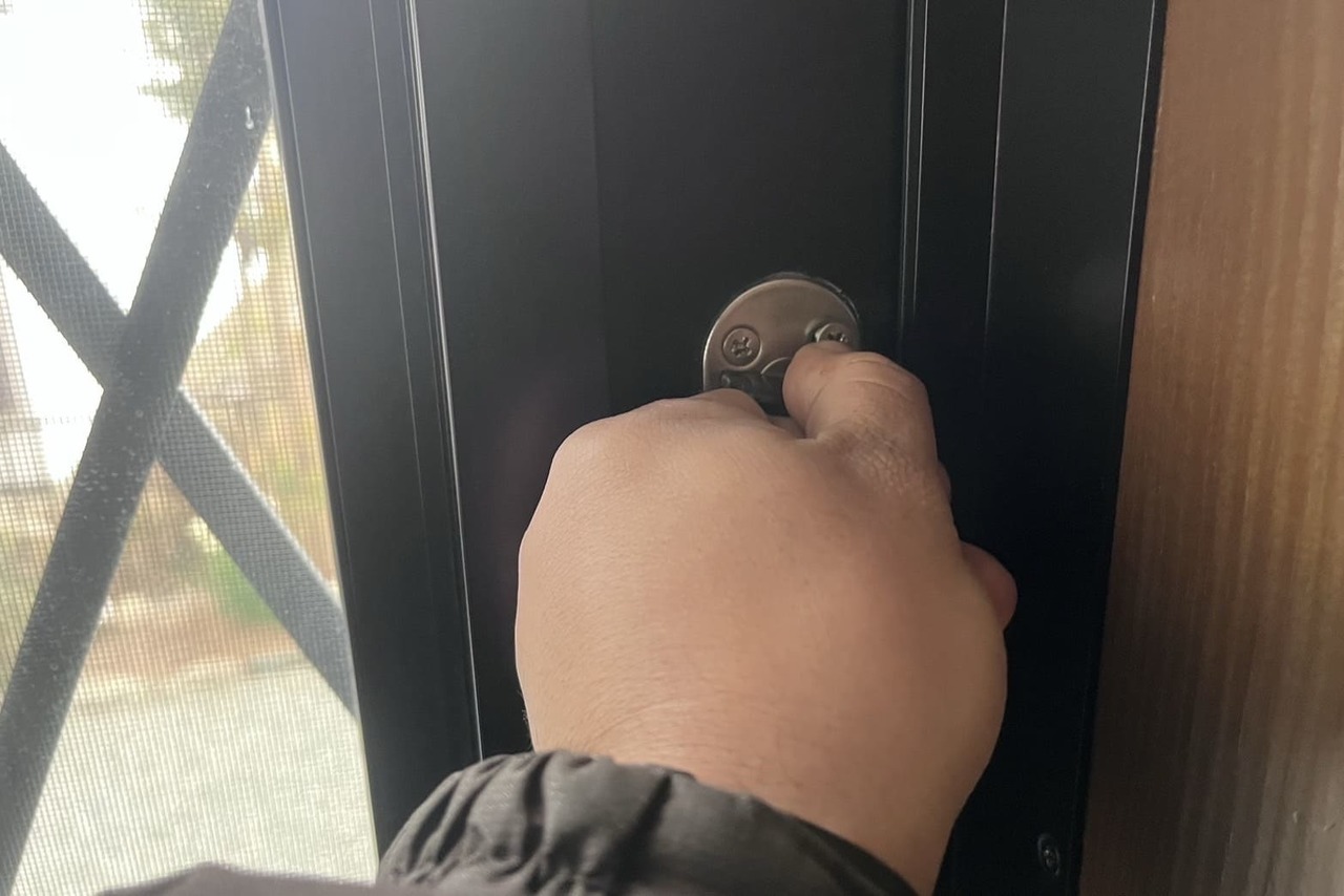 足柄下郡真鶴町にて戸建の勝手口の鍵修理のご依頼（錠ケース）（鍵が固い）（動作不良）（洗浄）