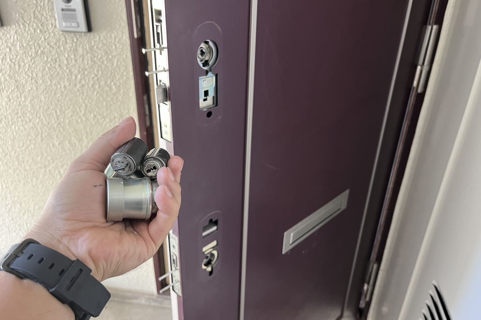 交換中の玄関の鍵（2箇所のコア交換）