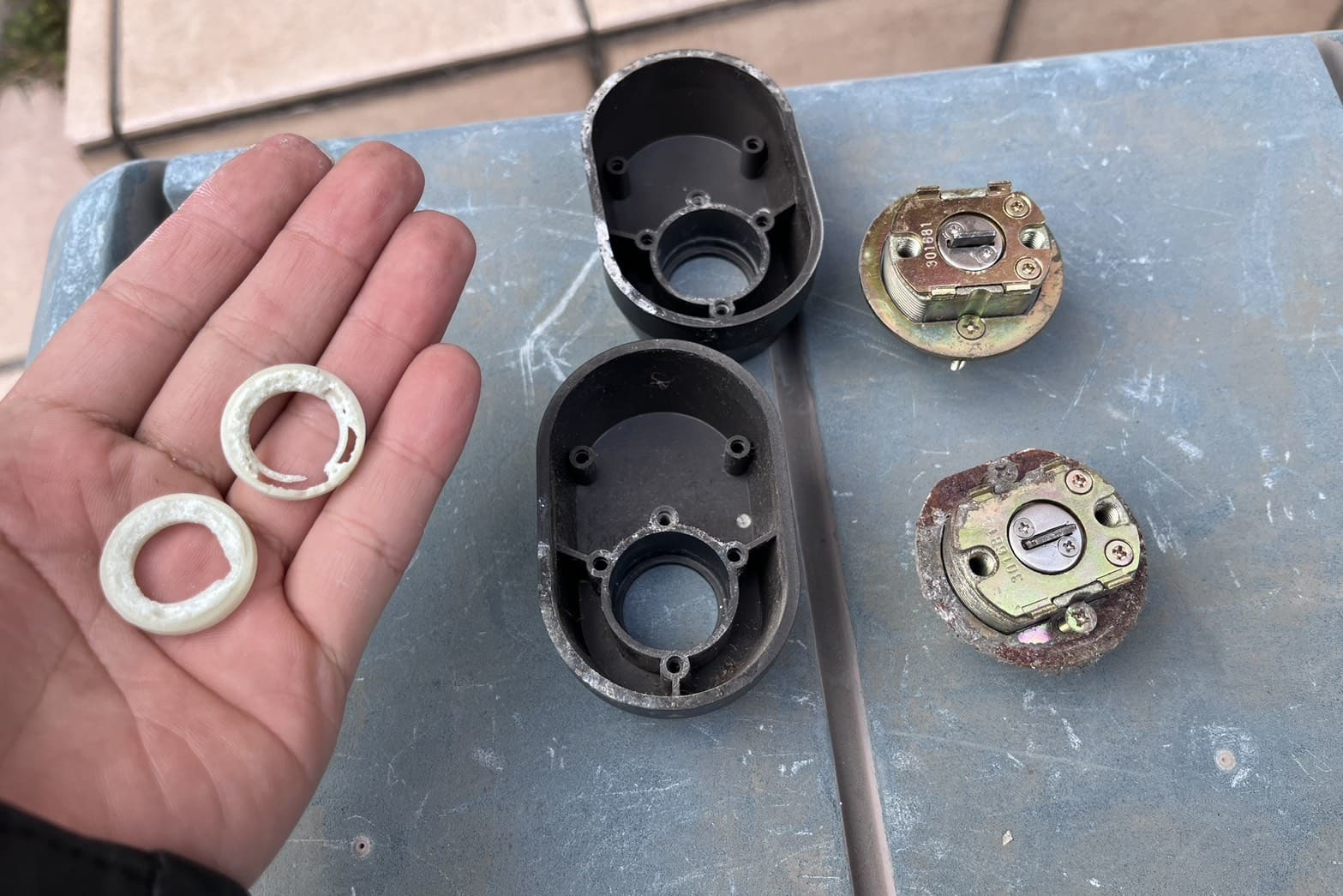 修理中の玄関の鍵（蓄光の劣化、位置ズレ）（蓄光外し）