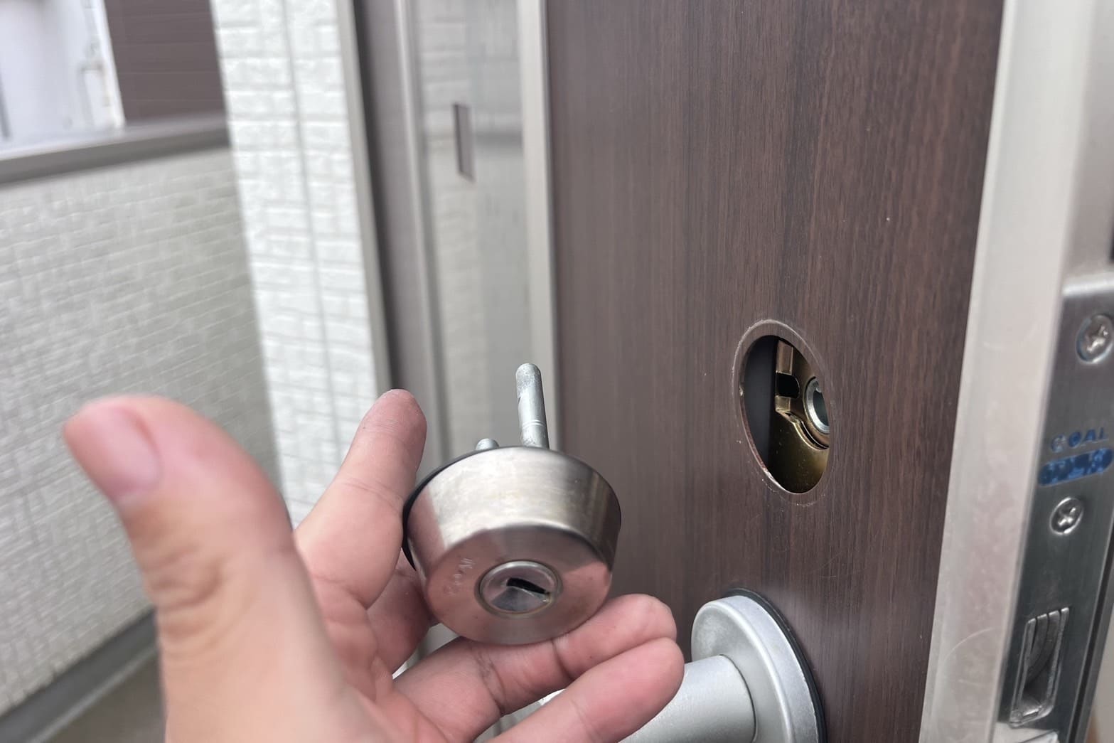 交換中の玄関の鍵（引越し）（シリンダー1箇所交換）