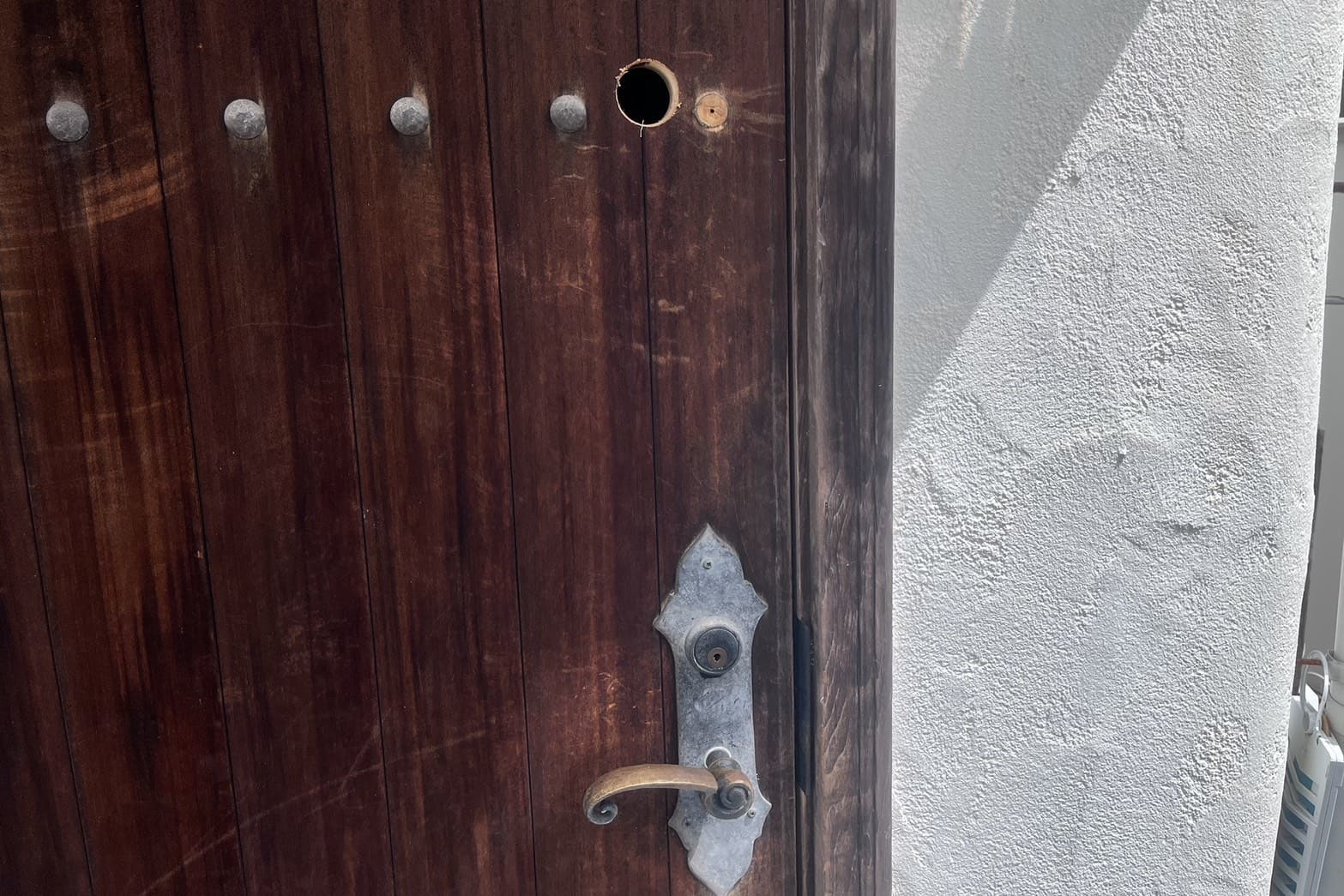 新規取付中の玄関（玄関扉に穴開け）