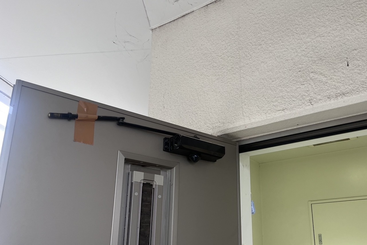 本日は本日は大和市にて施設内のトイレの扉のドアクローザー修理のご依頼を頂きました！大和市にて戸建の玄関鍵修理のご依頼を頂きました！