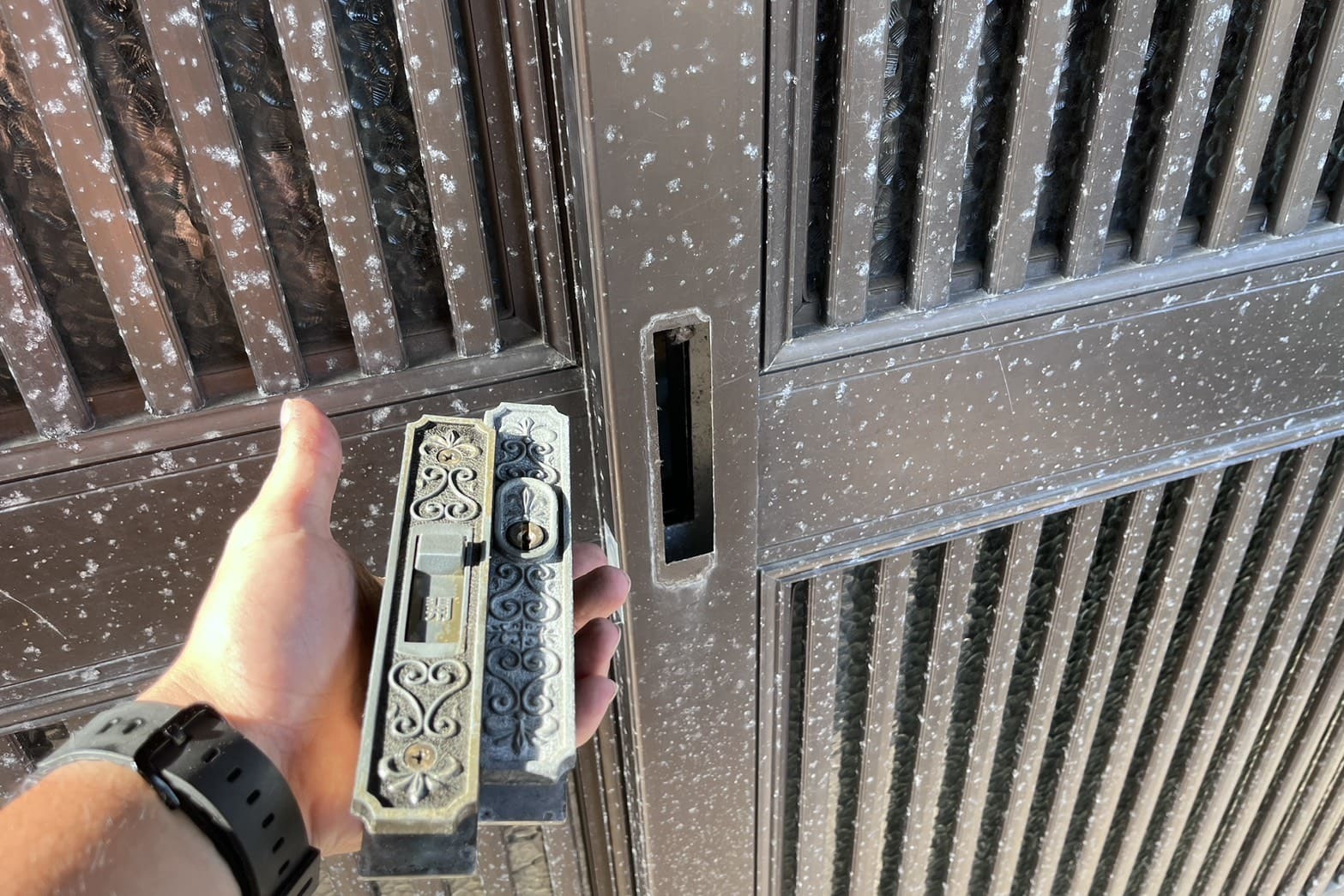 交換中の玄関の鍵（引き違い錠の交換）