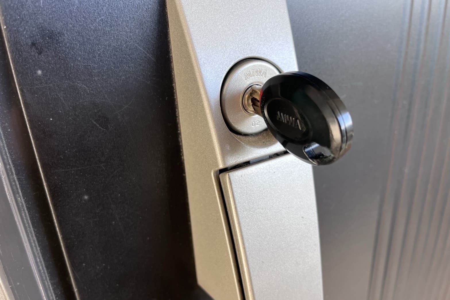 修理後の玄関の鍵（鍵がきちんと差さるようになった）