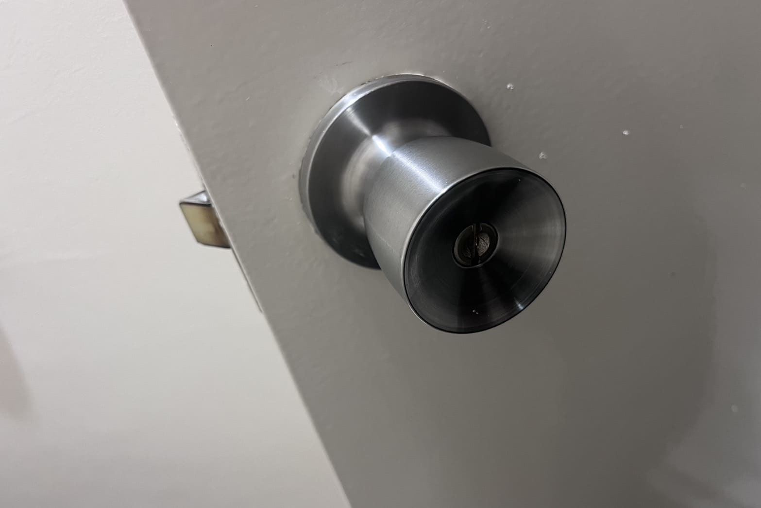 交換前のトイレの鍵（鍵が閉まらない）（ラッチ破損）