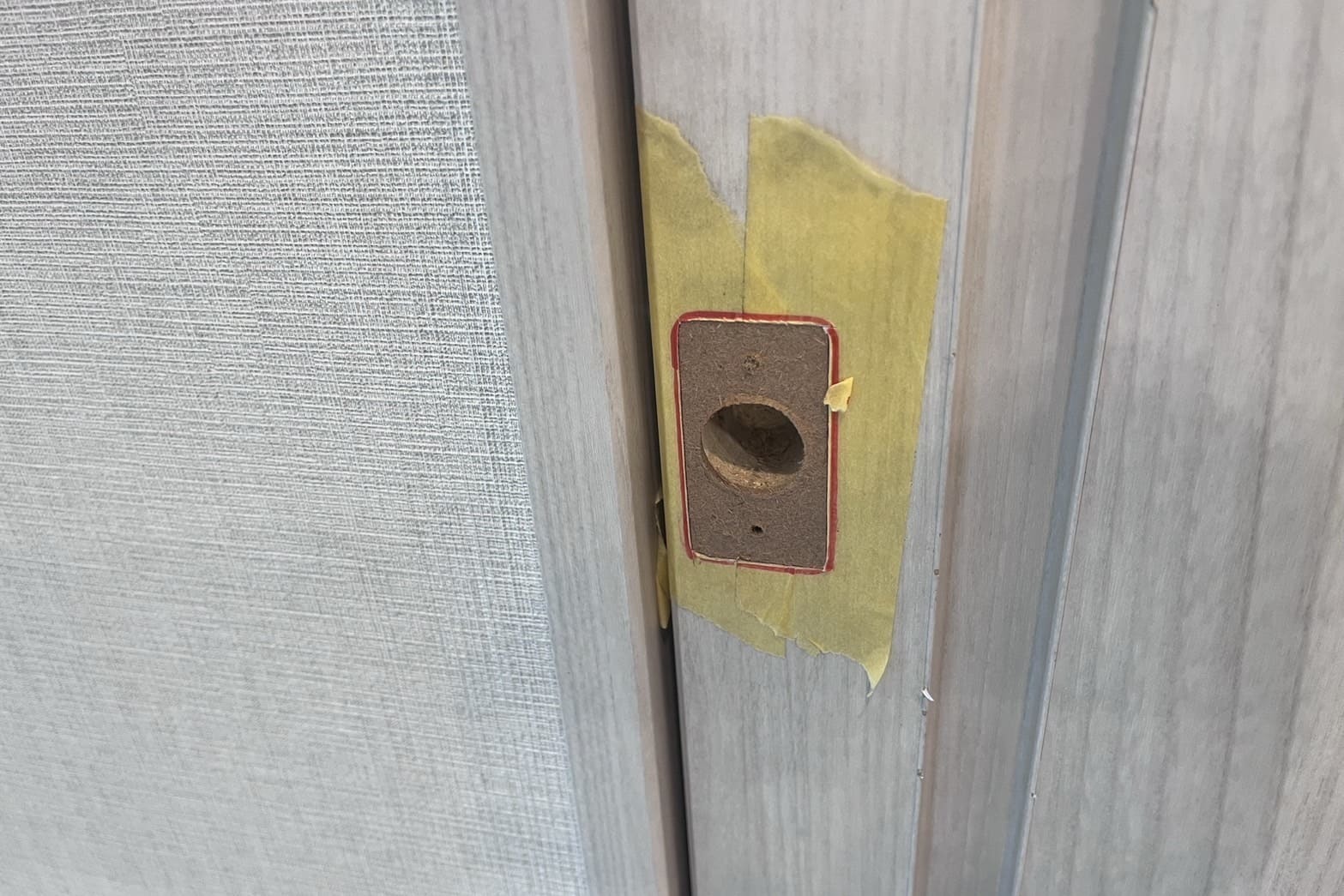 新規取付中の室内扉(扉の加工)