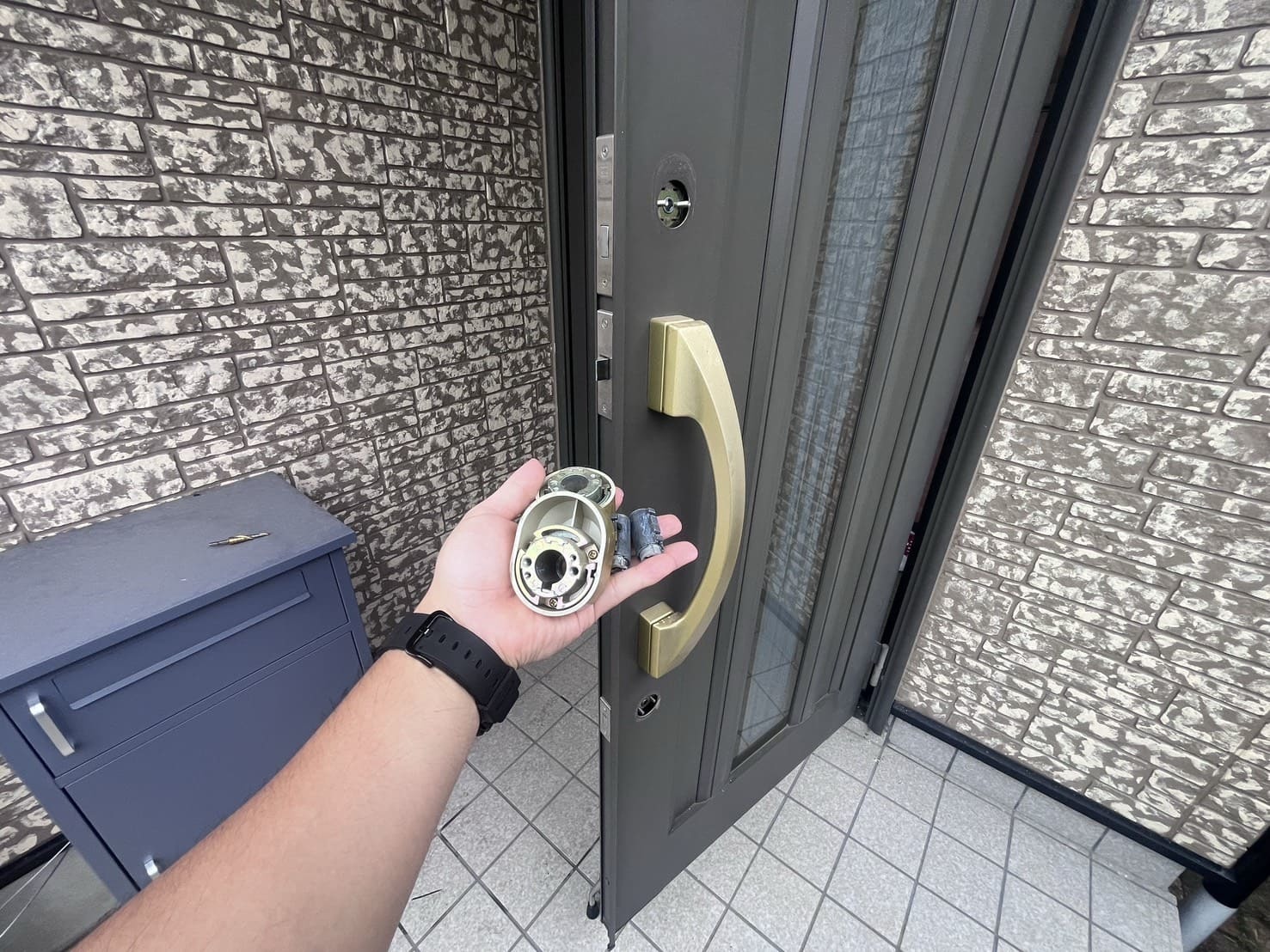 交換中の玄関の鍵（2ヶ所のコア交換）