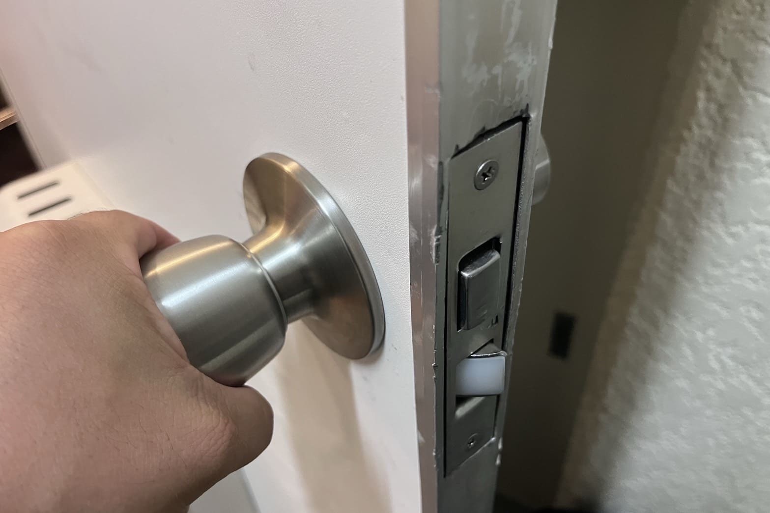 修理中の玄関の鍵（ドアノブの取付不備）（ラッチが出ている）