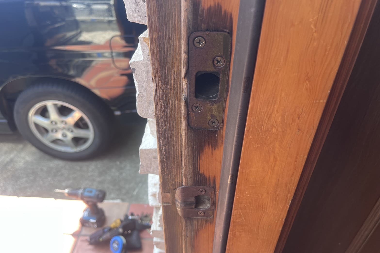 修理中の玄関の鍵（ストライクの位置ズレ）（幅に余裕がないのでストライクを加工）