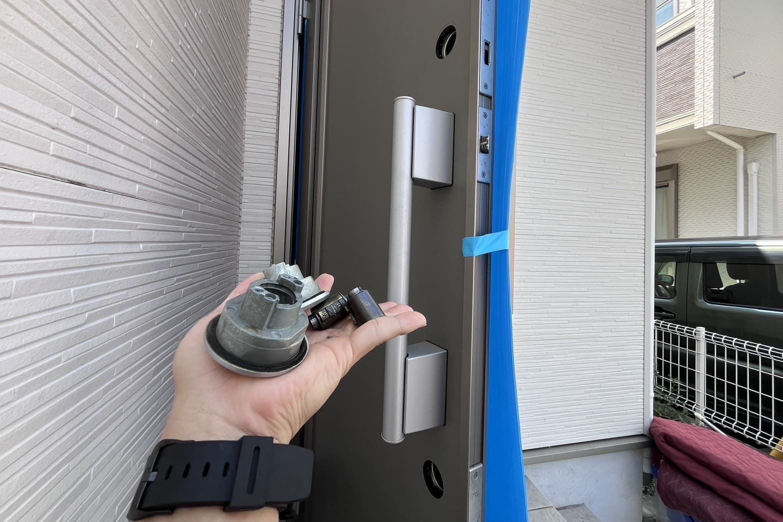 交換中の玄関の鍵（2箇所のコア交換）