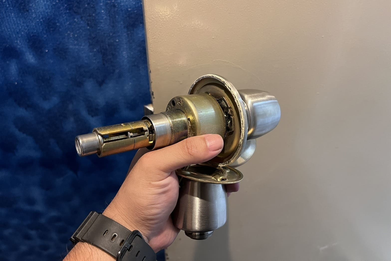 交換中の玄関の鍵（引越しによる交換）