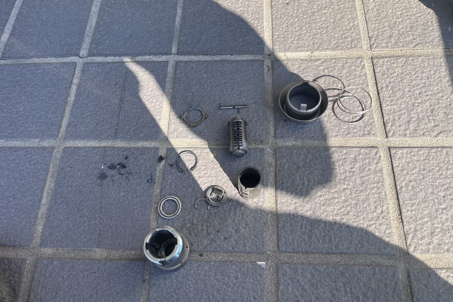 修理中の共用玄関の鍵（シリンダー内洗浄）