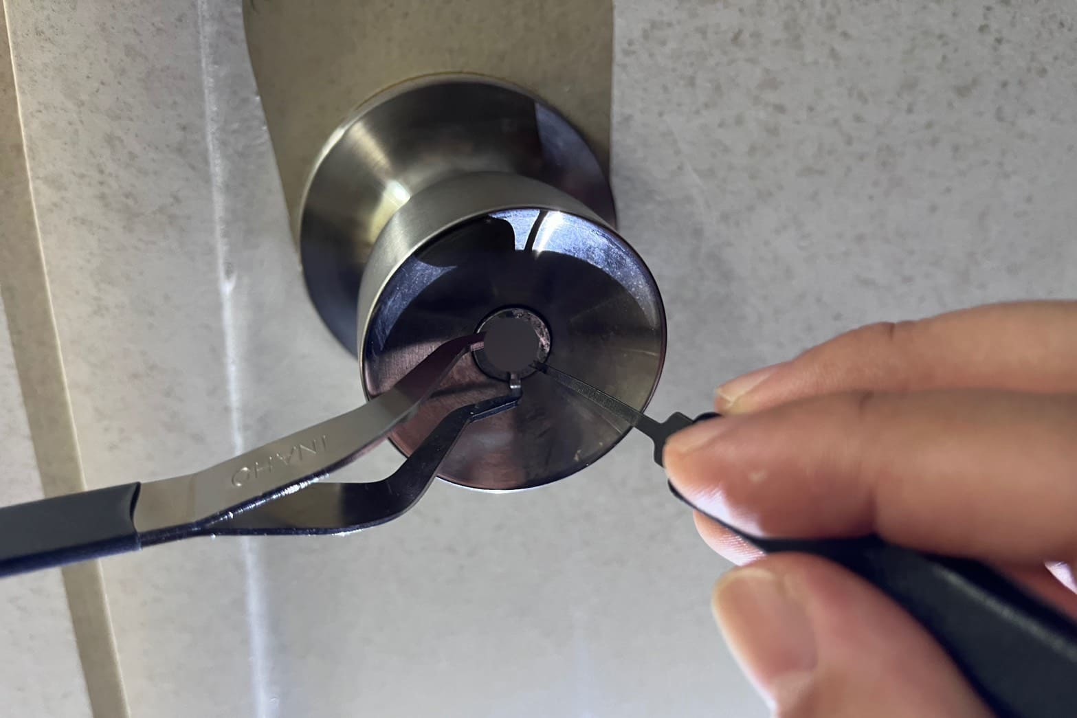 解錠中の倉庫の鍵（ピッキング解錠）