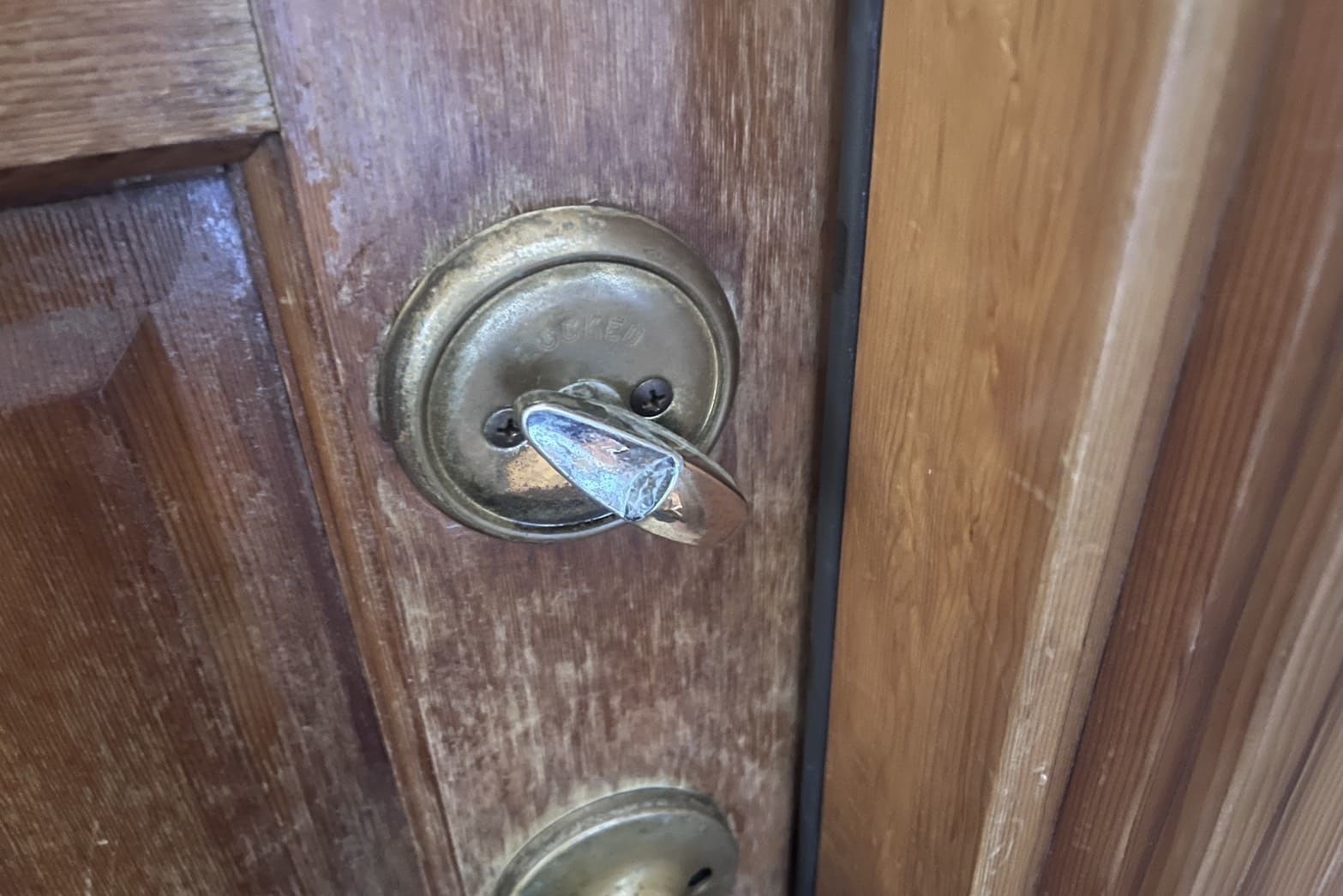 修理前の玄関の鍵（鍵が最後まで回りきらない）