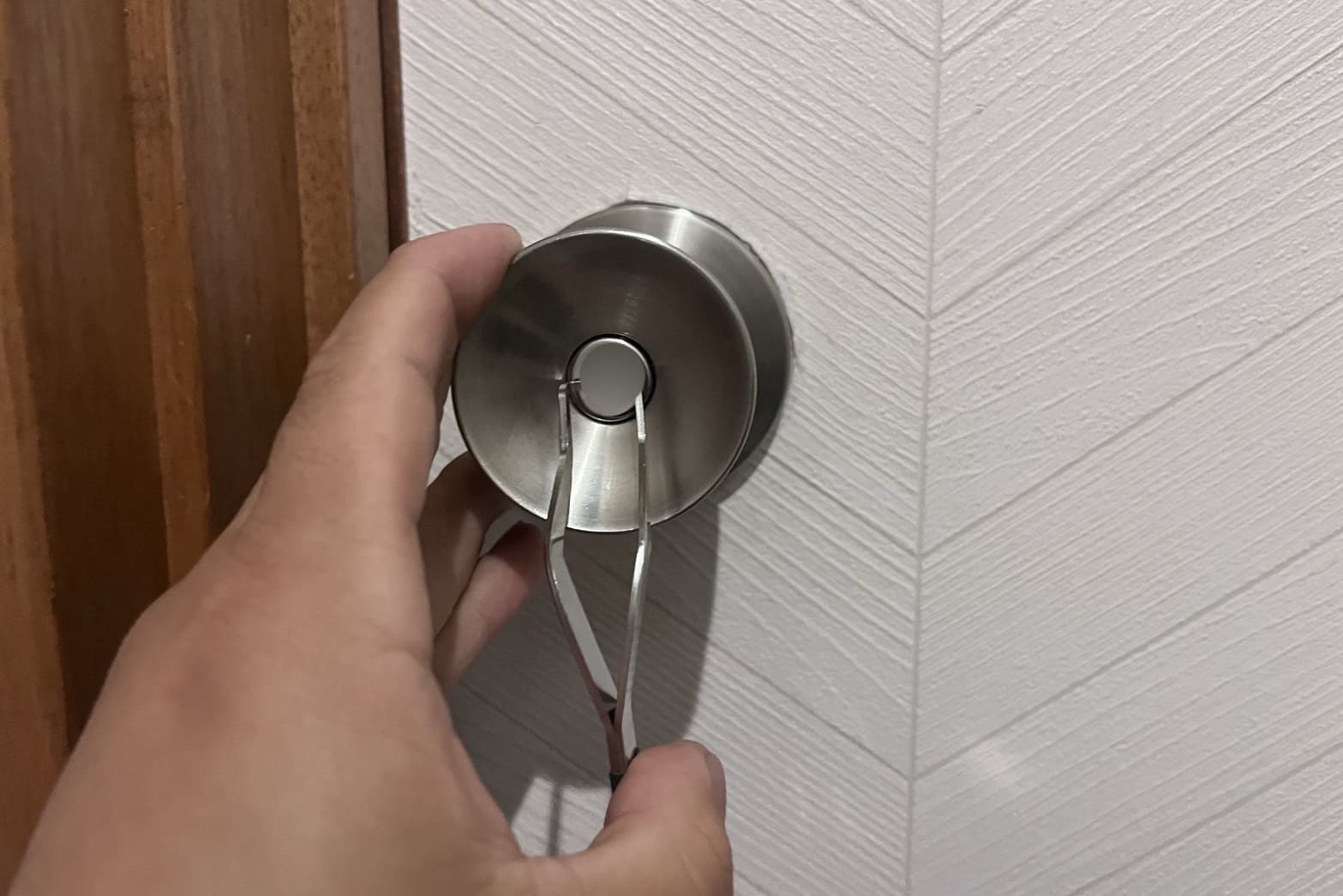 解錠中の室内扉の鍵(テンションが回り解錠完了)